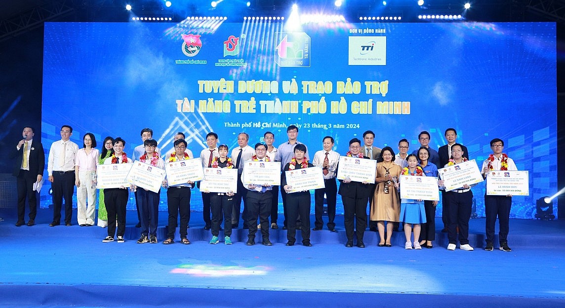 Hội đồng Quỹ bảo trợ tài năng trẻ TP. Hồ Chí Minh đã trao bảo trợ cho 10 tài năng trẻ đạt nhiều thành tích xuất sắc ở các lĩnh vực.
