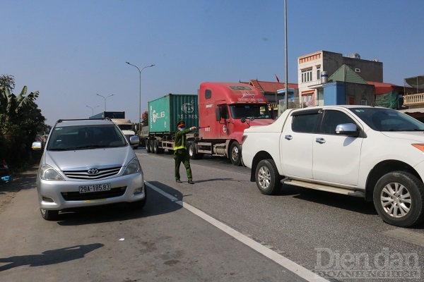 Lực lượng chức năng đang phân luồng giao thông khu vực chốt kiểm soát dịch COVID-19 tại ga Dụ Nghĩa, huyện An Dương