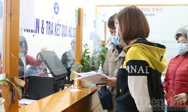 Công dân đến xin giấy xác nhận tại phường Đông Hải 1, quận Hải An, TP Hải Phòng