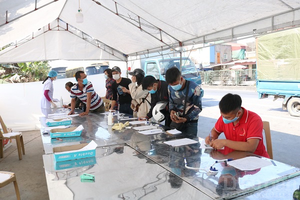 Người dân thực hiện khai báo y tế tại cửa ngõ ra vào TP Hải Phòng