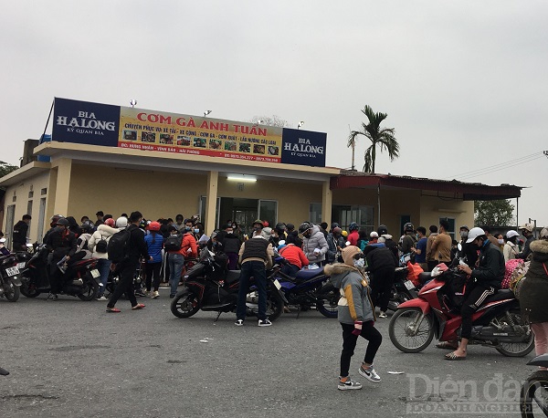Công dân từ địa phương khác xếp hàng chờ khai báo y tế để vào TP Hải Phòng (Ảnh chụp tại chốt cầu Nghìn, huyện Vĩnh Bảo, TP Hải Phòng)