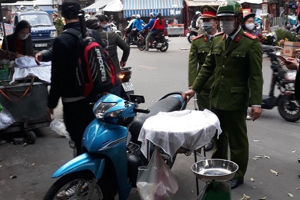 Lực lượng chức năng phường Thành Tô, Hải An, Hải Phòng ra quân xử lý người dân không đeo khẩu trang tại nơi công cộng