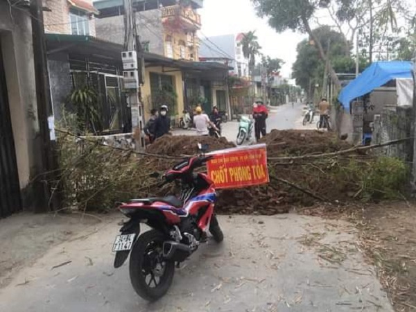 người dân ở một số xã, huyện tại Hải Dương dùng mọi vật liệu từ gạch, cây cối, lốp xe… để rào, lấp một số đường mòn, lối tắt 