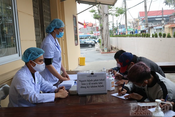 Người dân phải khai báo y tế cẩn thận trước khi đến khám bệnh tại trung tâm y tế huyện An Dương, TP Hải Phong