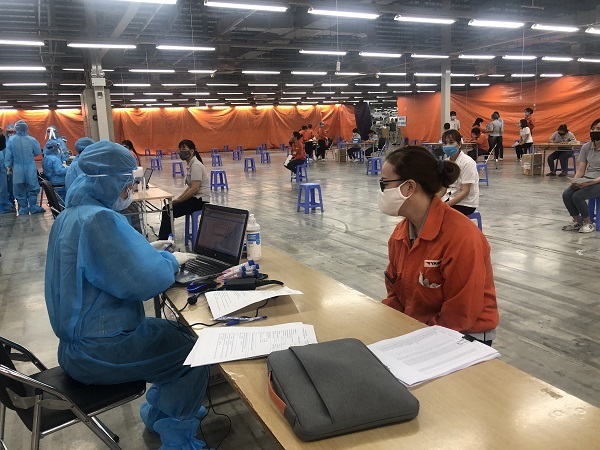 Nhân viên y tế thu thập thông tin công nhân lao động tại Công ty TNHH Yazaki Hải Phòng Việt Nam