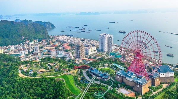 Cùng với sự phát triển của du lịch, Quảng Ninh hiện cũng là “thỏi nam châm” thu hút đầu tư về bất động sản