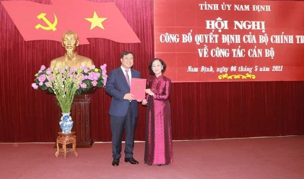Bà Trương Thị Mai trao quyết định cho ông Phạm Gia Túc
