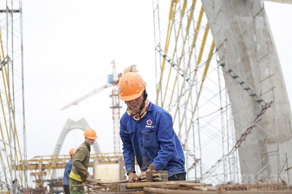 Công nhân đang thi công công trình cầu Quang Thanh kết nối Hải Phòng và tỉnh Hải Dương