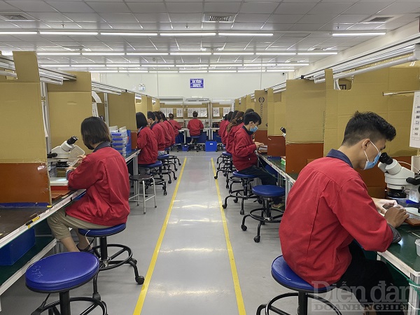 Công nhân làm việc tại công ty TNHH điện tử Chilisin Việt Nam
