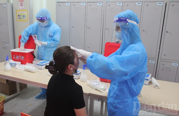 Lực lượng y tế lấy mẫu xét nghiệm COVID-19 cho công nhân đang làm việc trong KCN Tràng Duệ, TP Hải Phòng