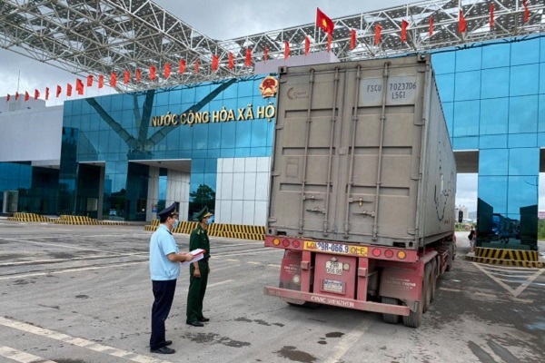 Hàng hoá được kiểm tra cẩn thận tại khu vực cửa khẩu tỉnh Quảng Ninh trước khi thông quan
