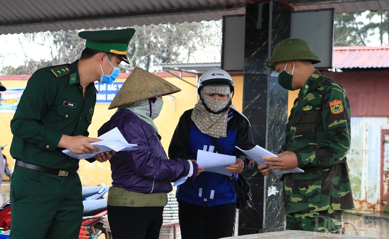 Lực lượng biên phòng quận Đồ Sơn thường xuyên nhắc nhở người dân chấp hành nghiêm quy định về phòng, chống dịch COVID-19