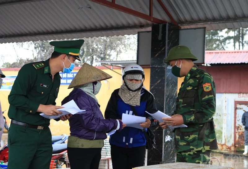 Lực lượng chức năng tuyên truyền về công tác phòng, chống dịch bệnh COVID-19 tại khu vực cảng cá trên địa bàn TP Hải Phòng