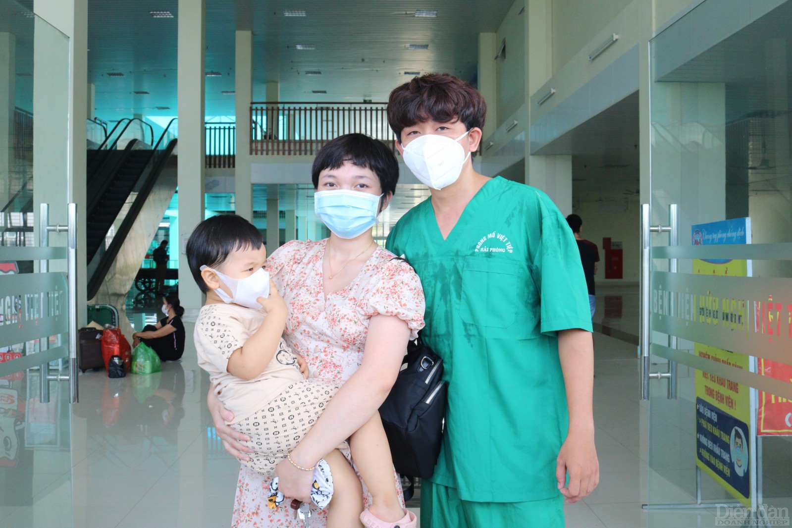 Các y, bác sỹ chụp ảnh cùng gia đình trước khi lên đường vào TP Hồ Chí Minh làm nhiệm vụ