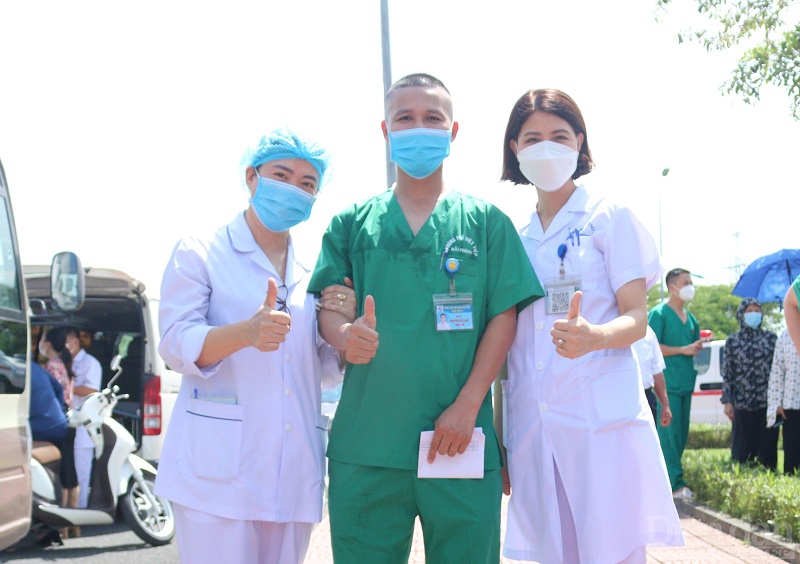 Các y, bác sỹ thể hiện sự quyết tâm sẽ góp sức cùng TP Hồ Chí Minh chiến thắng dịch bệnh trong thời gian sớm nhất