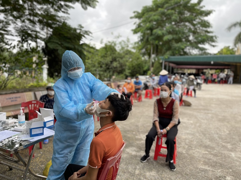 Nhân viên y tế Trạm Y tế xã Sông Khoai, thị xã Quảng Yên lấy mẫu test nhanh kháng nguyên Covid-19 cho người dân