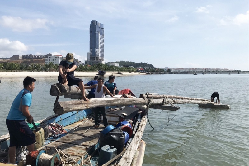Lực lượng chức năng kiểm tra, phát hiện và xử lý các phương tiện tàu cá có hành nghề cấm trong khai thác thủy sản (Ảnh: Báo Quảng Ninh)