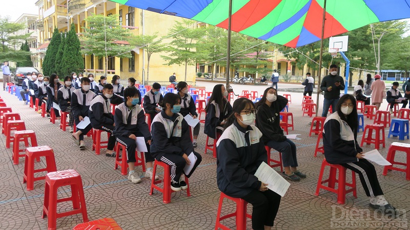 Ngày 24/11, TP Hải Phòng đã tổ chức tiêm phòng vaccine cho các em học sinh thuộc 3 trường: Trường THPT Ngô Quyền (quận Lê Chân), trường THPT Hồng Bàng (quận Hồng Bàng), trường THPT Mạc Đĩnh Chi (quận Dương Kinh), với khoảng 4.709 học sinh