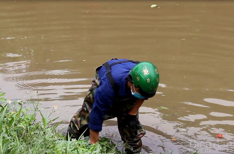 Công nhân dọn vệ sinh, làm sạch nguồn nước tại khu vực mương An Kim Hải