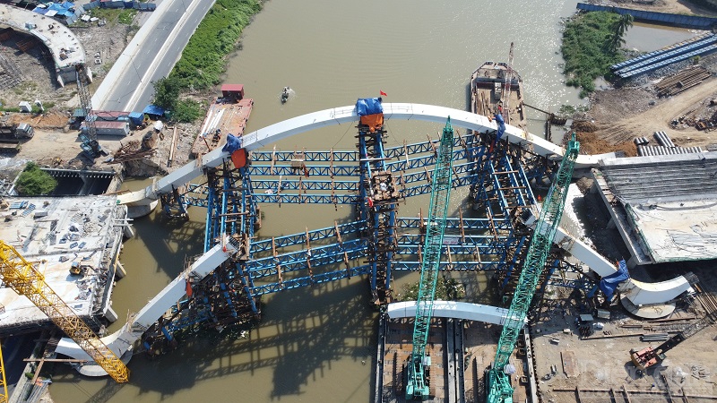 Vòm chính Cầu Rào 1 khẩu đổ 115m đã hoàn thành hợp long vào tháng 11/2021. Đây là vòm thép nối các nhịp cầu vượt sông và cũng là hạng mục thi công khó nhất