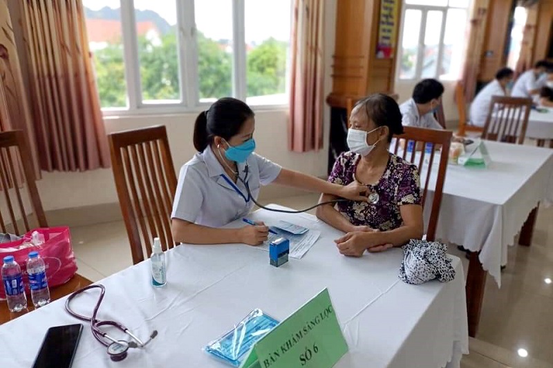 Người dân trên địa bàn tỉnh Quảng Ninh được khám sàng lọc trước khi tiêm vaccine phòng COVID-19