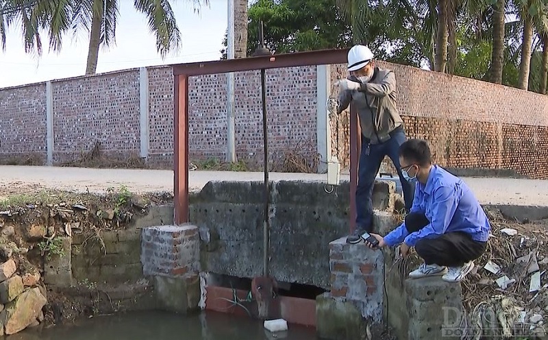 Cán bộ công ty CP Cấp nước Hải Phòng kiểm tra mẫu nước phục vụ cho sinh hoạt