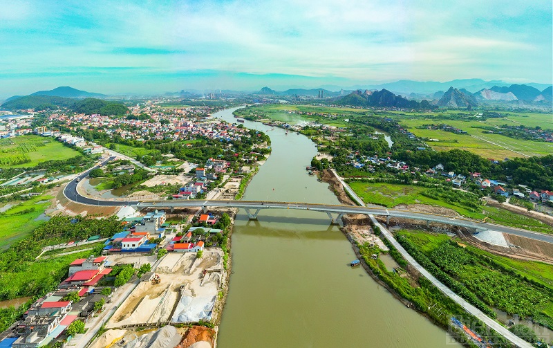 Cùng với cầu Quang Thanh, cầu Dinh là cây cầu bắc qua sông Kinh Thầy, kết nối huyện Thủy Nguyên, TP Hải Phòng với thị xã Kinh Môn, tỉnh Hải Dương (Ảnh: Nguyễn Hồng Phong)