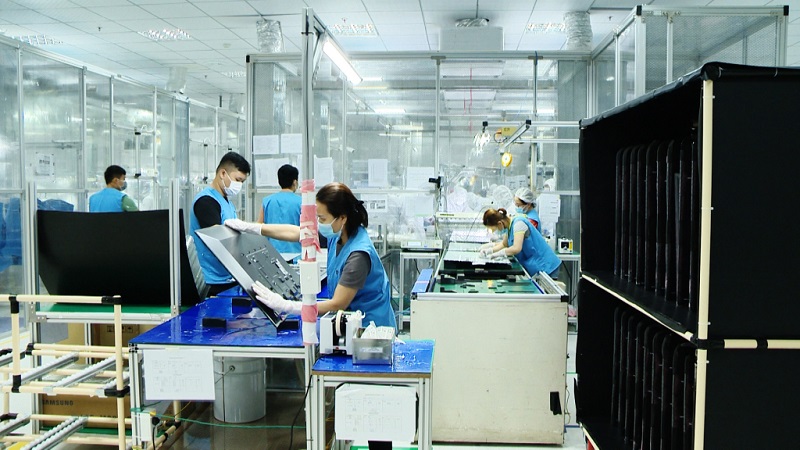 Công nhân Nhà máy S-Việt Nam của Tập đoàn Foxconn làm việc tại KCN Đông Mai (TX Quảng Yên)