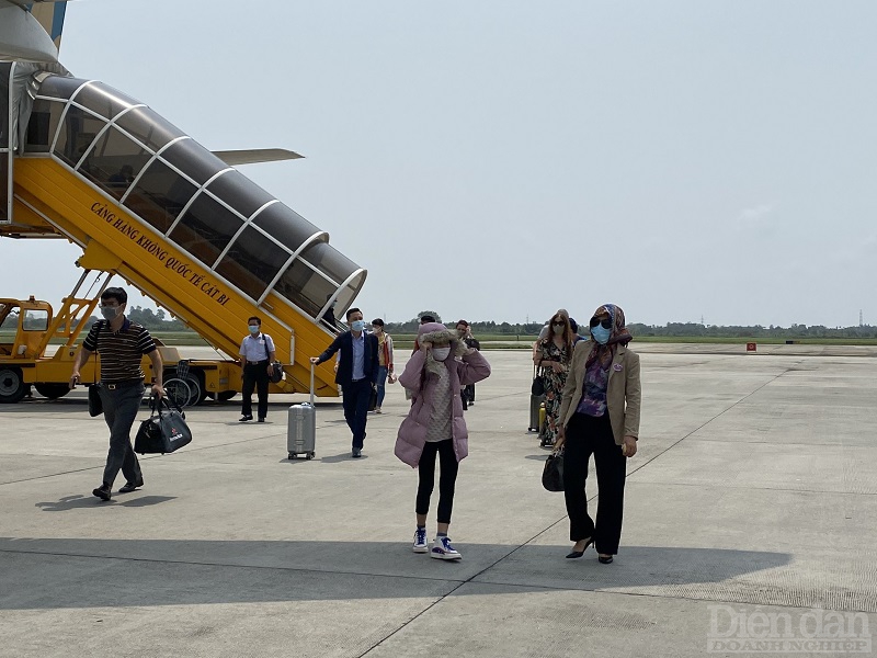 Hành khách xuống sân bay Cát Bi, TP Hải Phòng