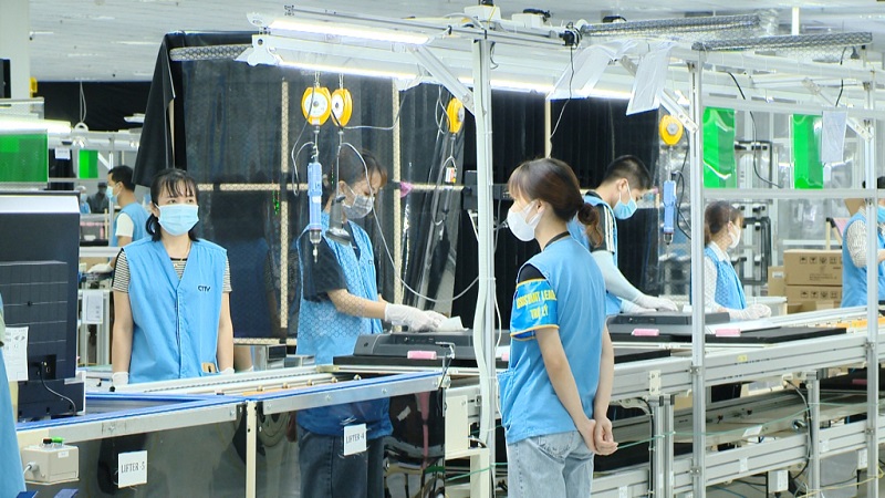 Công nhân làm việc tại Nhà máy S-Việt Nam của Tập đoàn Foxconn, KCN Đông Mai