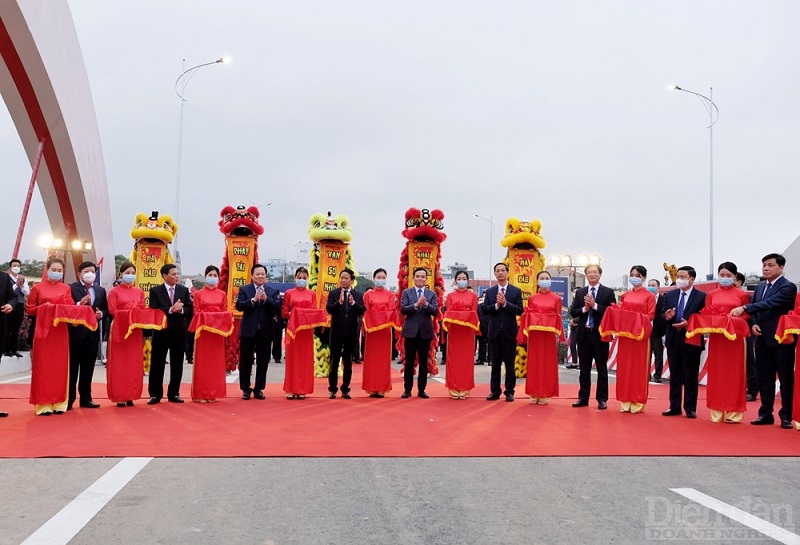 Phó Thủ tướng Chính phủ Lê Văn Thành cùng các đại biểu cắt băng thông xe kỹ thuật công trình cầu Rào