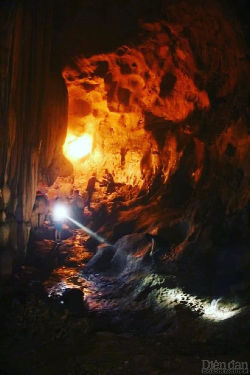 Những khối thạch nhũ lớn trong hang Quả Vàng
