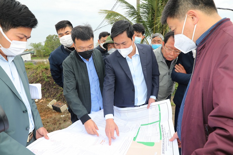 Lãnh đạo tỉnh Quảng Ninh kiểm tra công tác đầu tư Bến cảng tổng hợp Vạn Ninh (Ảnh: Báo Quảng Ninh)