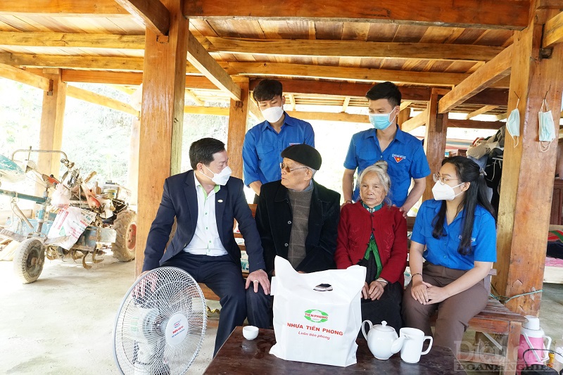 Đại diện Nhựa Tiền Phong đã đến thăm và trao tặng quà cho 2 hộ gia đình có công với cách mạng