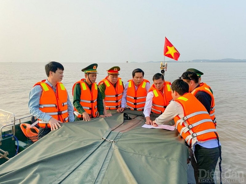 Chủ tịch UBND thành phố Nguyễn Văn Tùng thị sát kiểm tra công tác chuẩn bị cưỡng chế tại khu vực nuôi trồng thủy sản trái phép