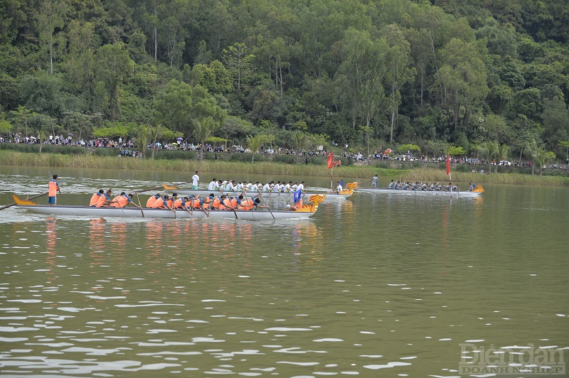 Giải đua thuyền rồng - Hoạt động nằm trong chuỗi sự kiện chào mừng Liên hoan du lịch Đồ Sơn 2022 thu hút đông đảo du khách trong sáng 30/4