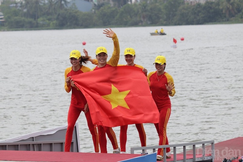 Các vận động viên Việt Nam giơ cao cờ Tổ quốc ăn mừng chiến thắng