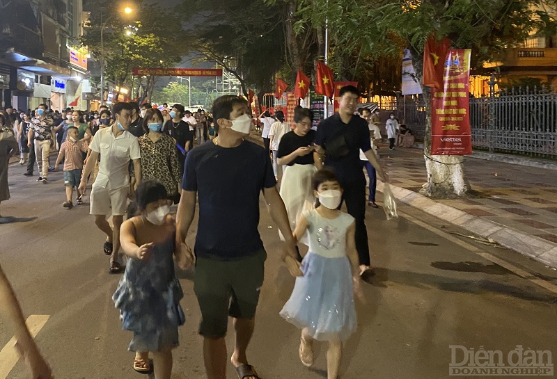 Các nẻo đường khu vực trung tâm TP Hải Phòng tấp nập người qua lại để về tham dự Lễ hội Hoa Phượng Đỏ 20222