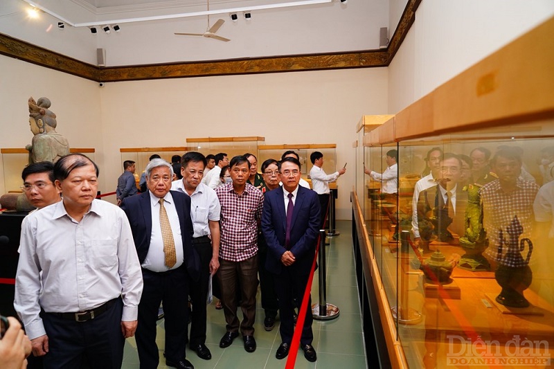 Các đại biểu thăm quan các bảo vật quốc gia được trưng bày tại Bảo tàng TP Hải Phòng (Ảnh: Đàm Thanh)