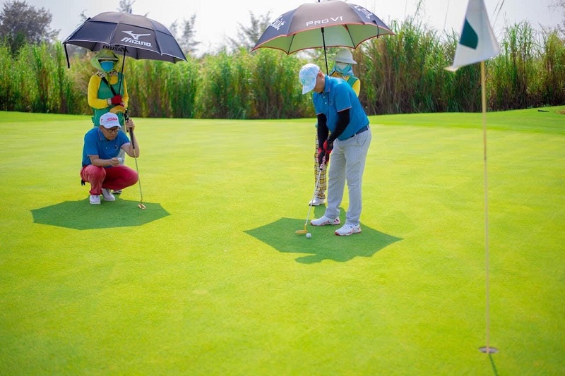 Sân Golf Vĩnh Thuận (Sân Golf Quốc tế Móng Cái) thu hút đông đảo du khách (Ảnh: Cổng TTĐT TP Móng Cái)