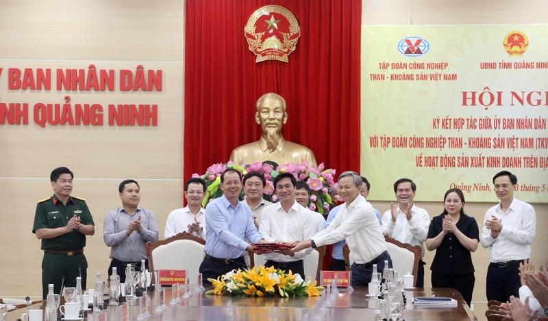 Lãnh đạo UBND tỉnh Quảng Ninh, TKV và EVN ký kết biên bản ghi nhớ hợp tác về hoạt động sản xuất kinh doanh trên địa bàn