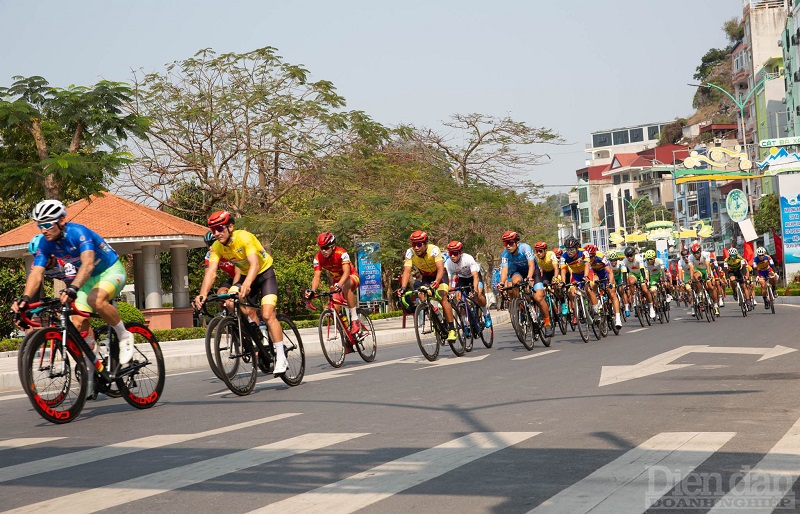 giải đua xe đạp toàn quốc tranh cúp truyền hình TP Hồ Chí Minh lần thứ 34 – năm 2022 “Non sông liền một giải” chặng 4 vừa được tổ chức tại Cát Bà (Ảnh: CTV)