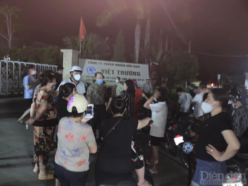 Người dân tập trung tại cổng Công ty TNHH Việt Trường vào tối ngày 23/5 khi khu vực này tiếp tục bốc mùi hôi thối khó chịu