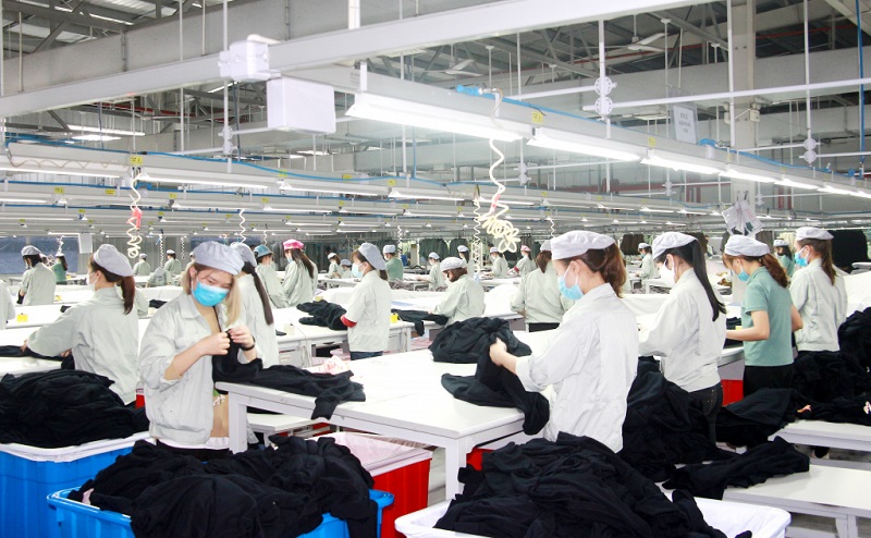 Sản xuất dệt may tại Công ty TNHH May mặc Hoa Lợi Đạt Việt Nam, KCN Cảng biển Hải Hà (Ảnh: Báo Quảng Ninh)