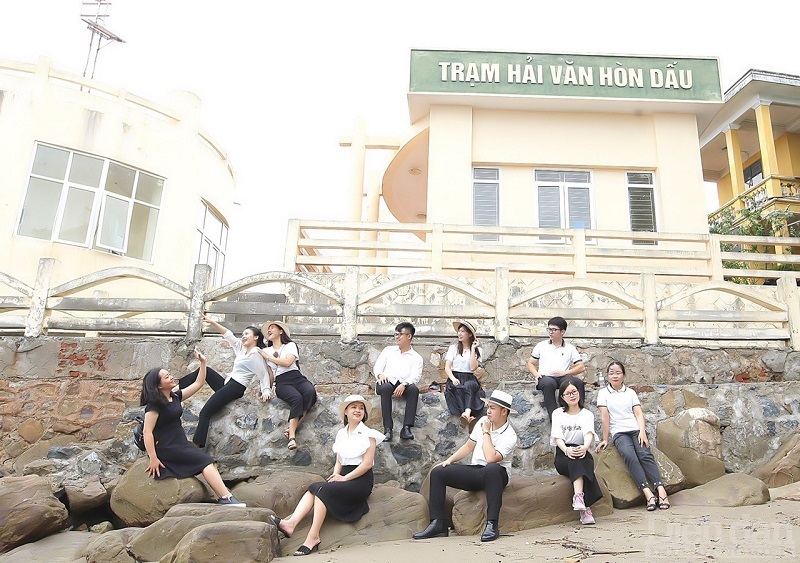 Du khách check-in tại đảo Hòn Dấu, quận Đồ Sơn, TP Hải Phòng