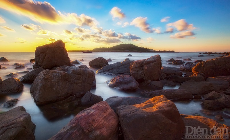 Những bãi đá nhấp nhô đầy kỳ bí bao quanh hòn đảo nguyên sơ này (Ảnh: Nguyễn Hồng Phong)