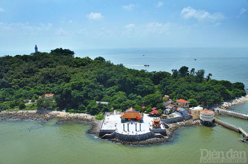 Đền thờ Nam Hải Đại Thần Vương – Ngôi đền linh thiêng nằm sát bờ biển, núp dưới những tán đa cổ thụ