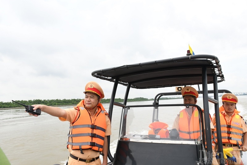 Ông Bùi Trung Thành - Phó Giám đốc CATP Hải Phòng trực tiếp chỉ đạo việc hạ tải đối với phương tiện vi phạm
