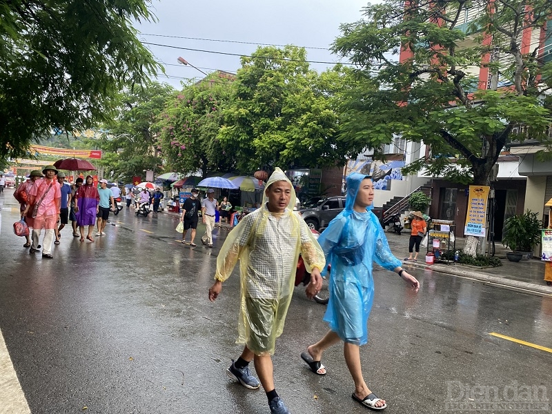 Khách du lịch đội mưa về dự lễ hội chọi trâu truyền thống Đồ Sơn