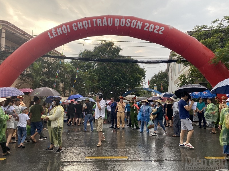 Cơn mưa lớn bất chợt buổi sáng không ngăn nổi bước chân khách du lịch về dự với lễ hội chọi trâu truyền thống Đồ Sơn